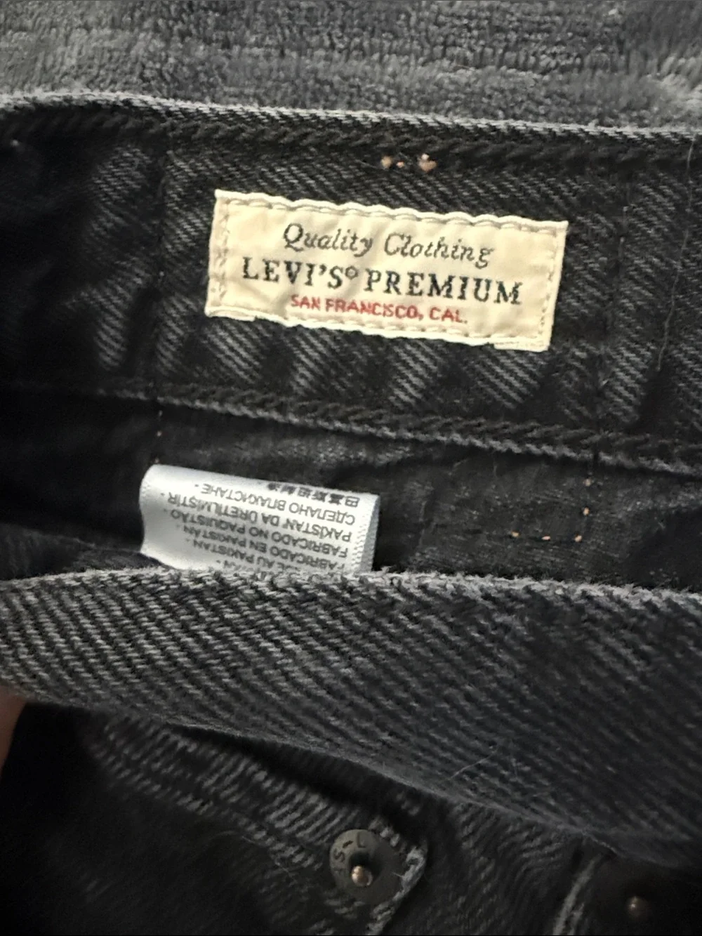 Levi's Women’s 80’s Mom Shorts Black High-Rise | Size 28 - Picture 3 of 8